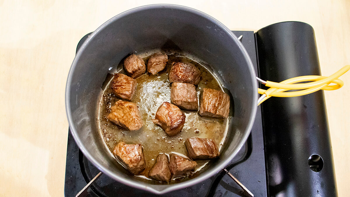 牛肉を焼く