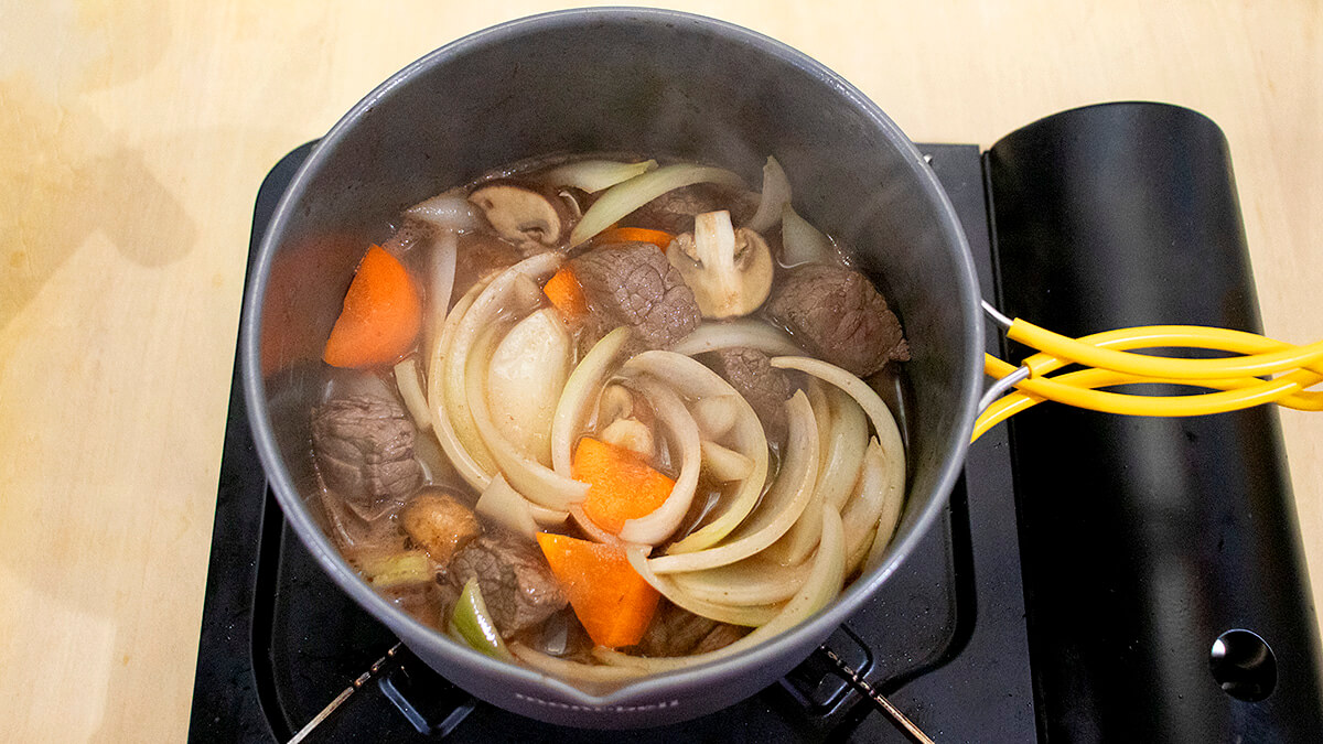 調味料を加えて煮る