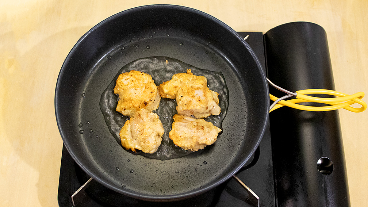 鶏もも肉を揚げ焼きにする