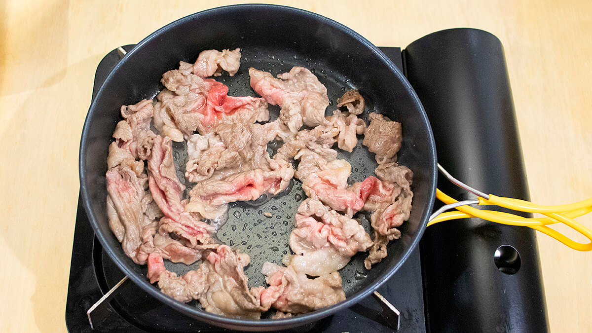 牛こま切れ肉を炒める