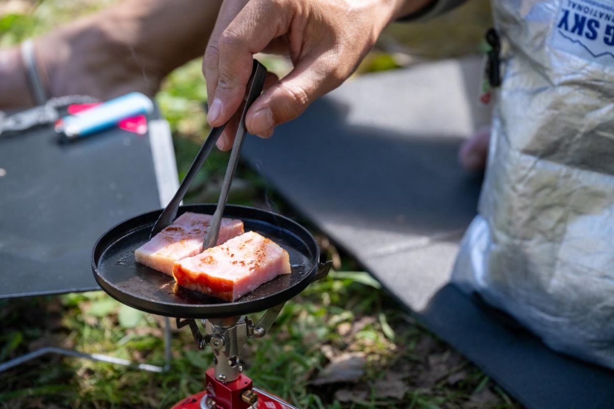 小型のフライパンで食材を焼いている様子。