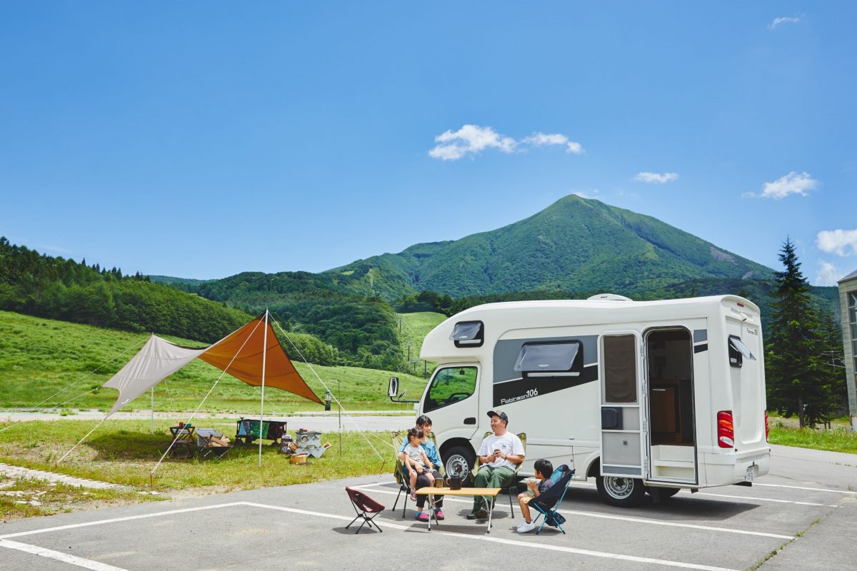 キャンピングカーとタープと家族