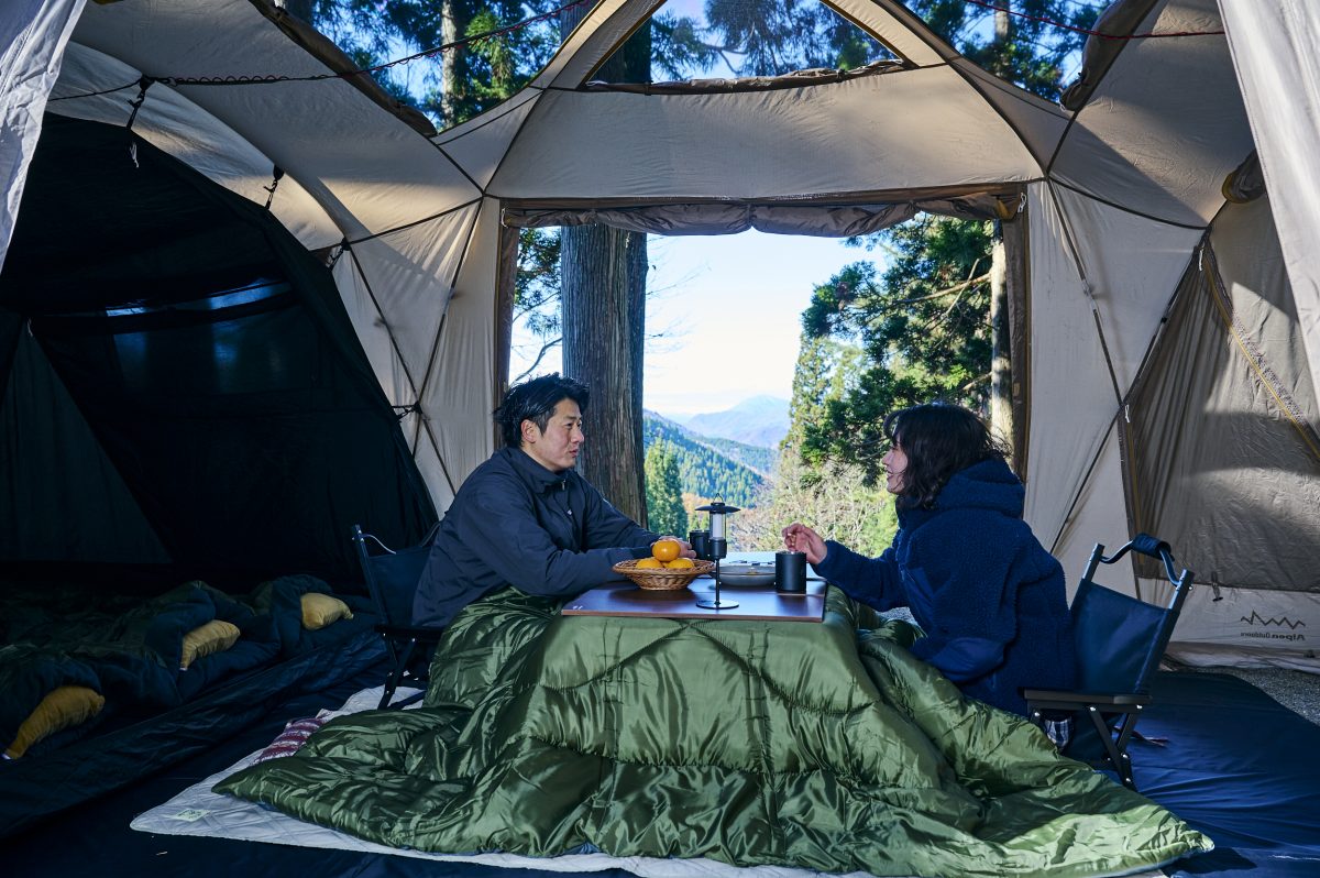 冬キャンプをこたつスタイルで！Alpen Outdoorsから、こたつ布団と天板がコンパクトになったユニットが誕生