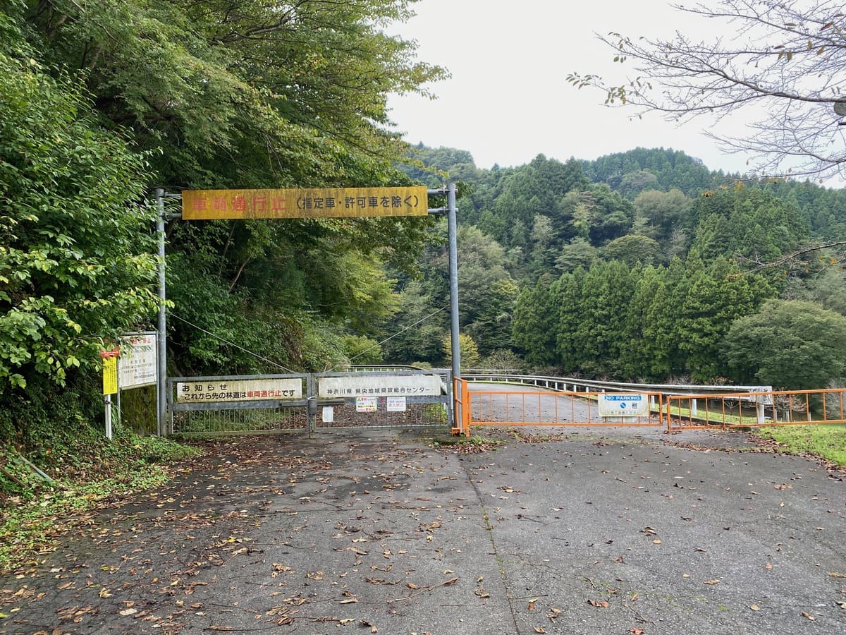 早戸川林道入口の写真（中村雅和撮影）