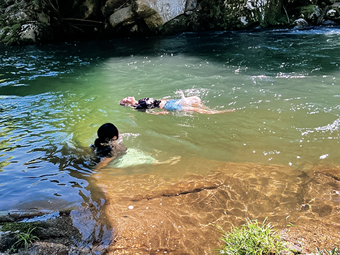 水遊びをする人々