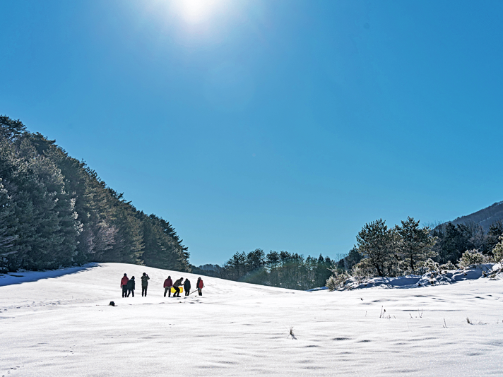 雪山で遊ぶ人々