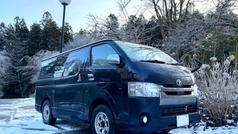 豪華な夕食膳×ハイエース車中泊！温泉旅館に滞在するキャンピングカー旅なんていかが？