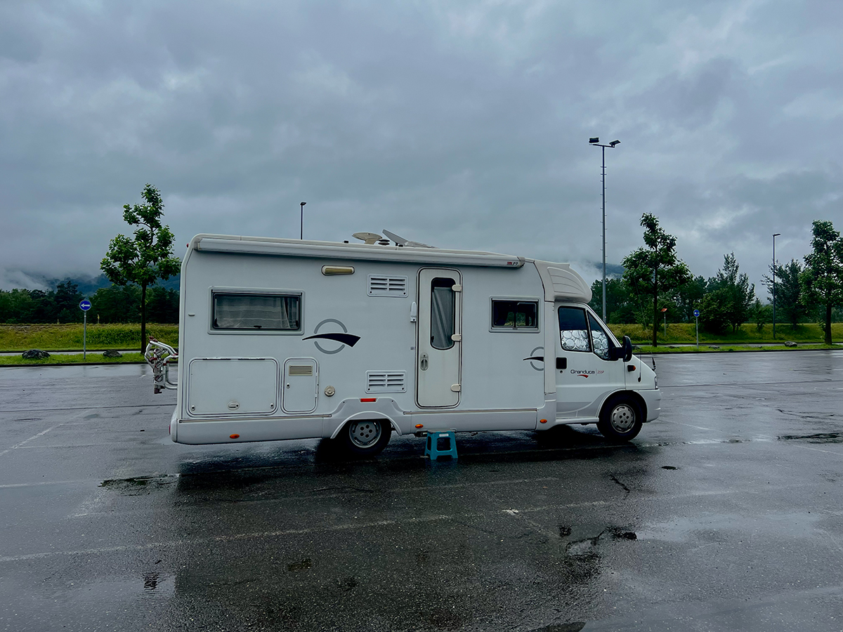 キャンピングカーでの雨