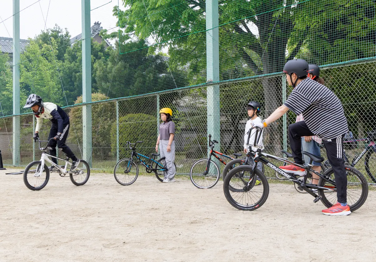 自転車に乗る人々