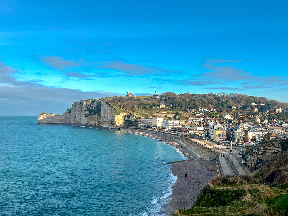 フランスのエトルタの町と海の風景