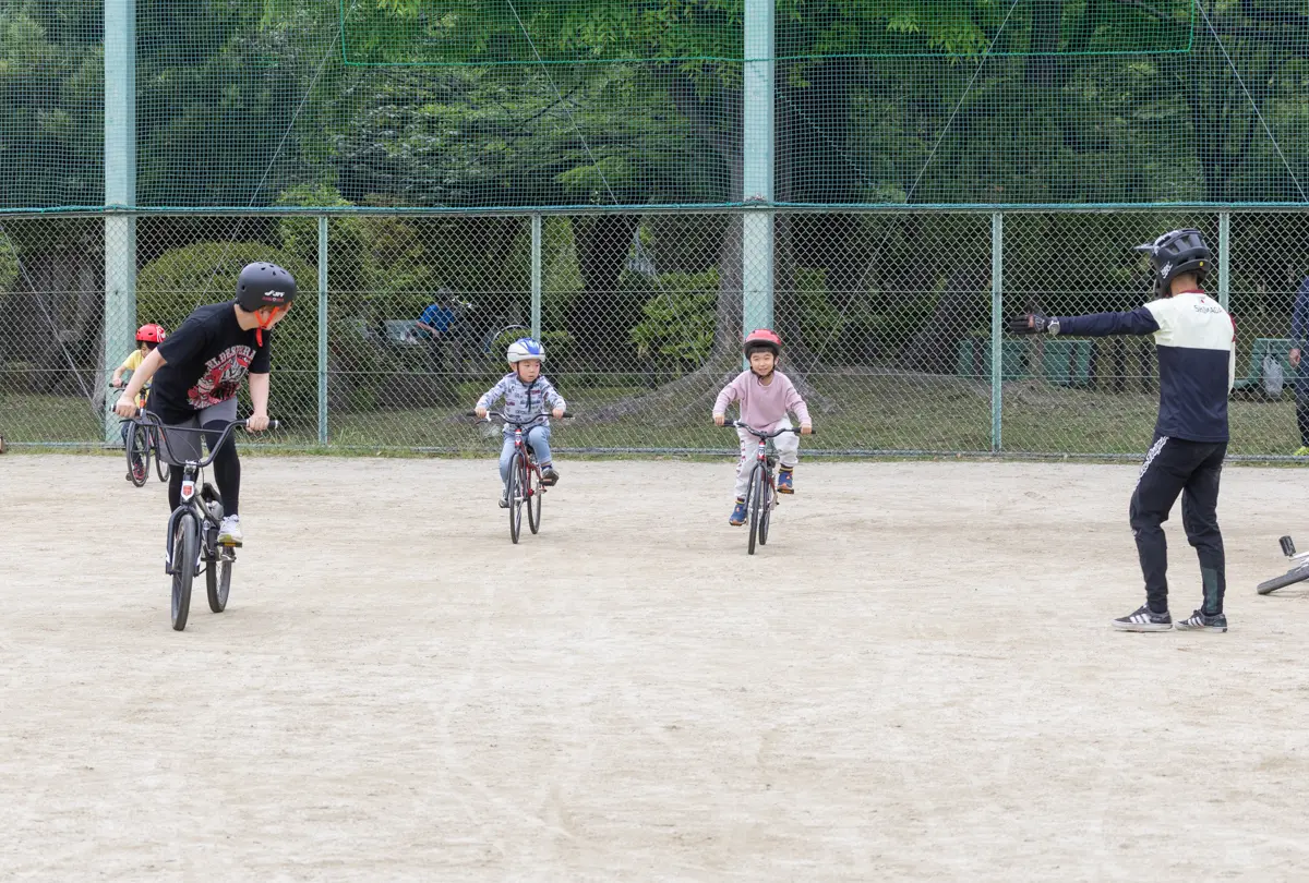 自転車に乗る子どもたち