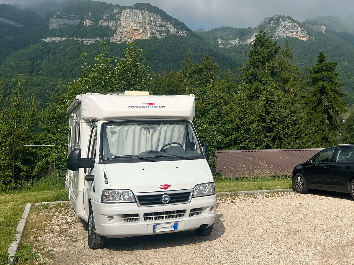 カーテンで車内を見えなくする