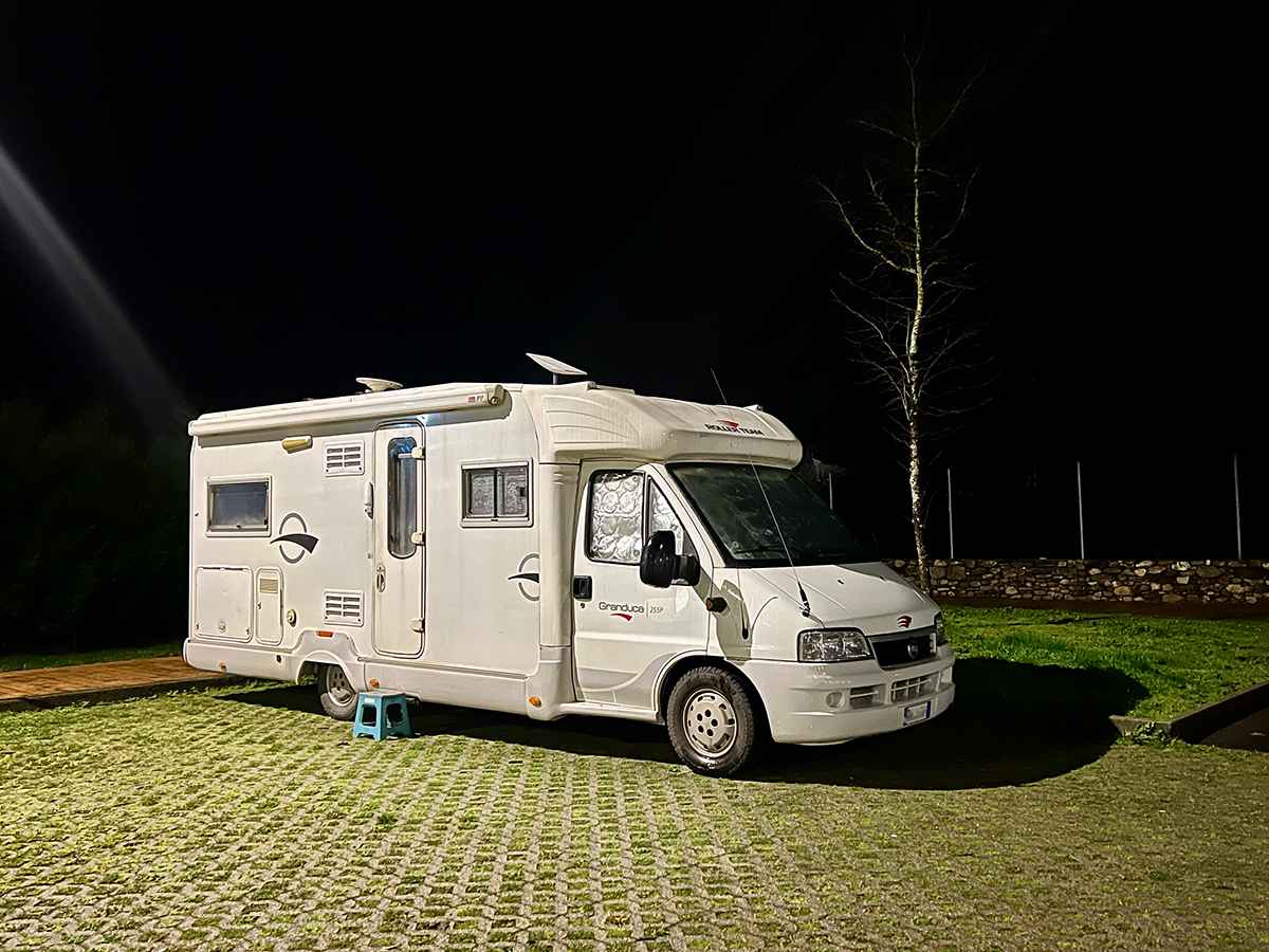 2年の海外キャンピングカー旅で実践！安全な車中泊のためのおすすめ防犯アイテムとアイデア