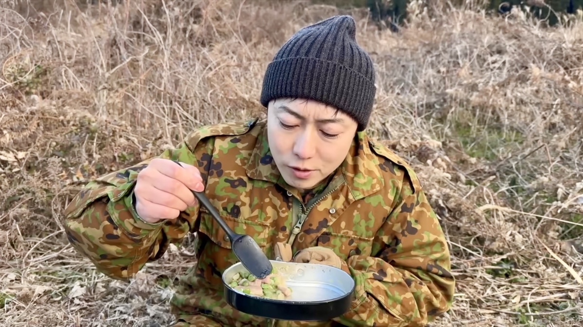 牡蠣やキャビアよりうまい!? 飯盒で「えんどう豆とベーコンの炒め物」【自衛隊出身芸人トッカグン小野寺の極上サバイバル飯 VOL.17】