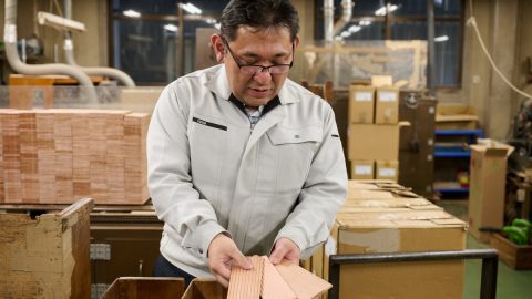 製造工程で出る “おが屑”が着火剤に変身！下町の鉛筆屋さん「北星鉛筆」が本気で取り組む産廃リサイクル