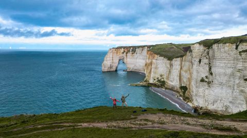 モネも魅了したフランス・ノルマンディーのエトルタ断崖で海風を感じながらの絶景ハイキング