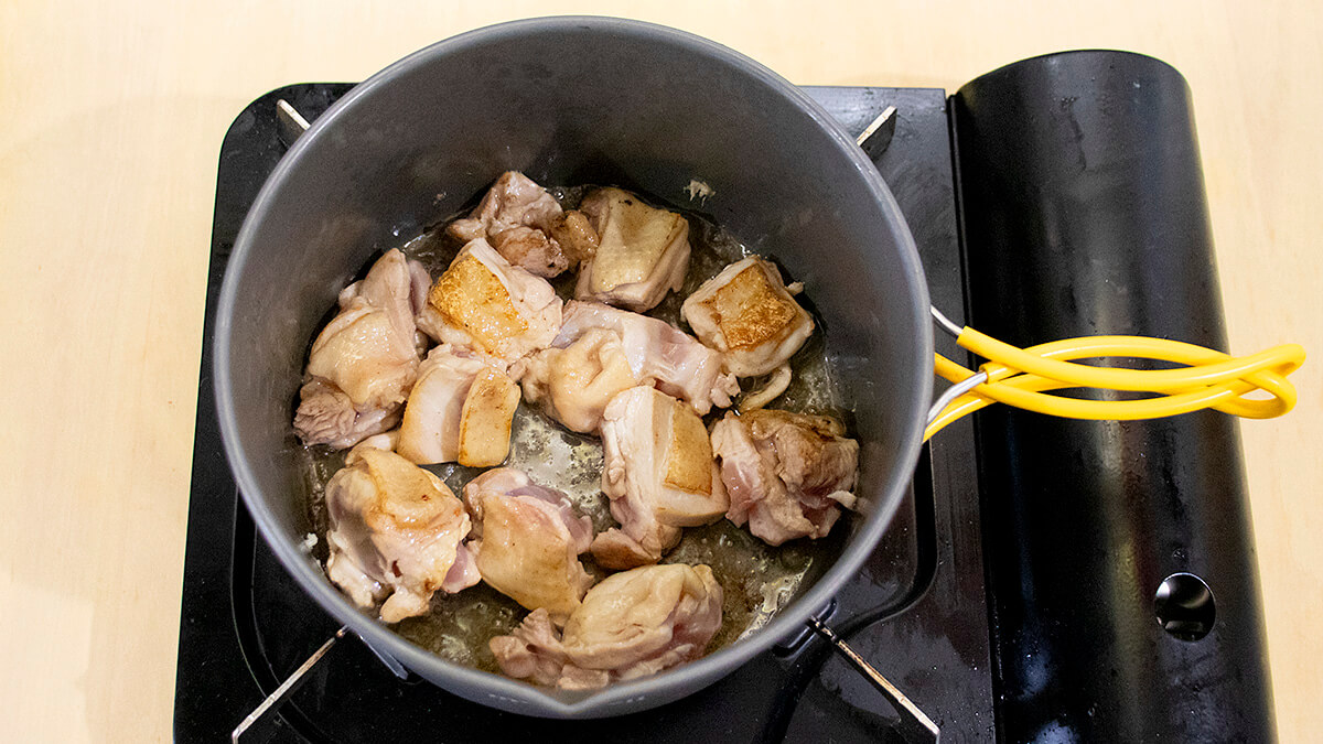 鶏もも肉を炒める