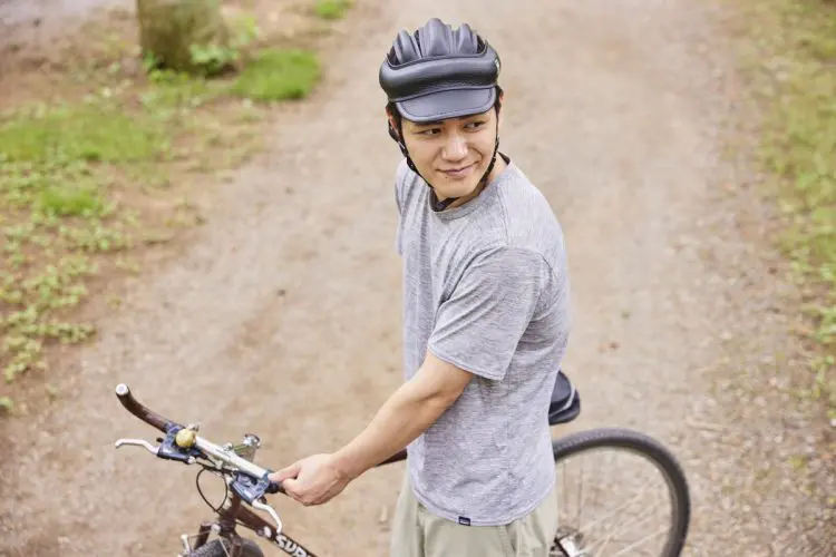 自転車に乗る男性