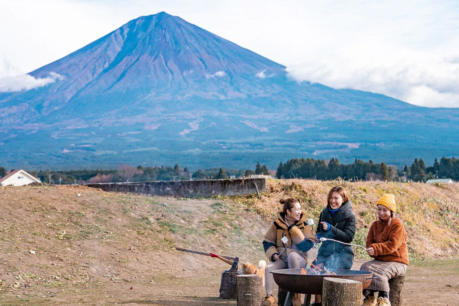 富士山の前でバーベキューをする女性3人