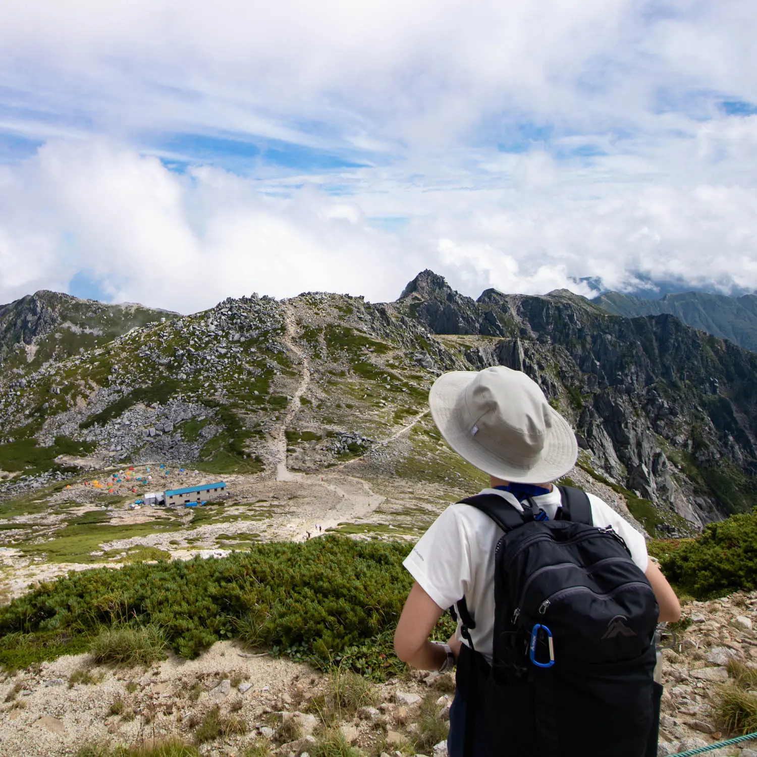 山登りをする人物の後ろ姿