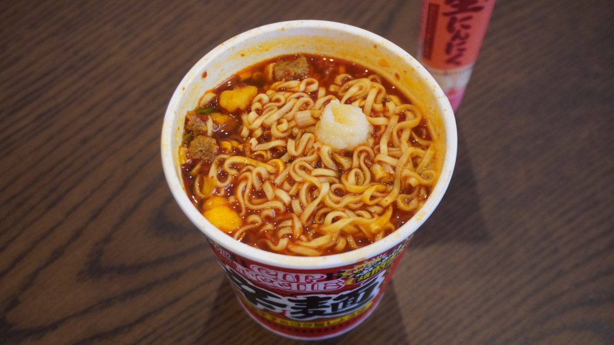 カップヌードル辛麺におろしにんにくを乗せてアレンジ