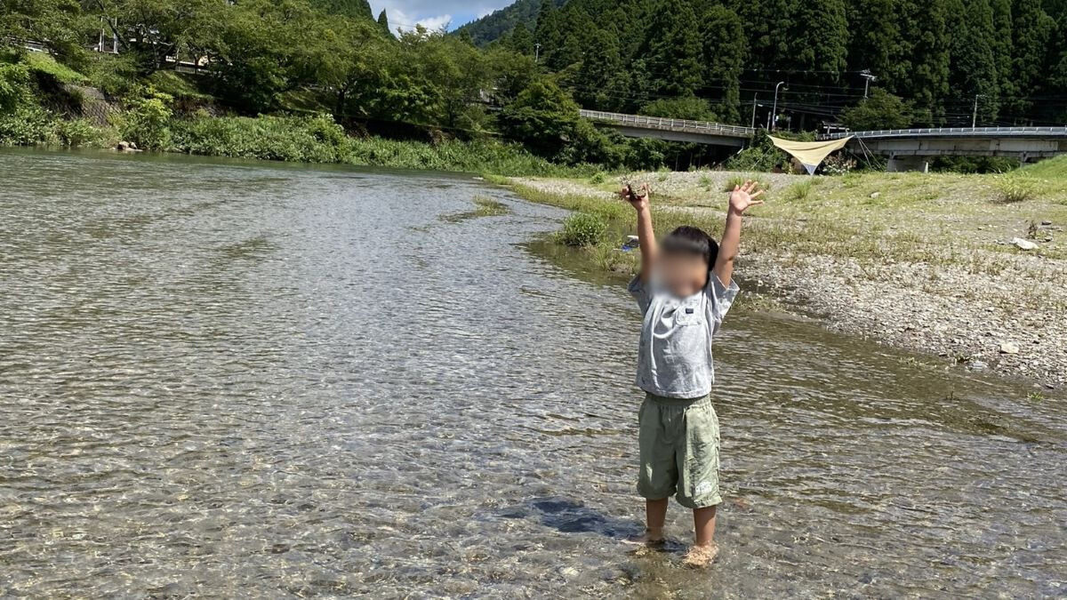 川遊びを満喫する子ども