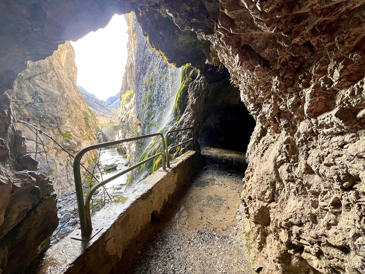 岩のトンネル