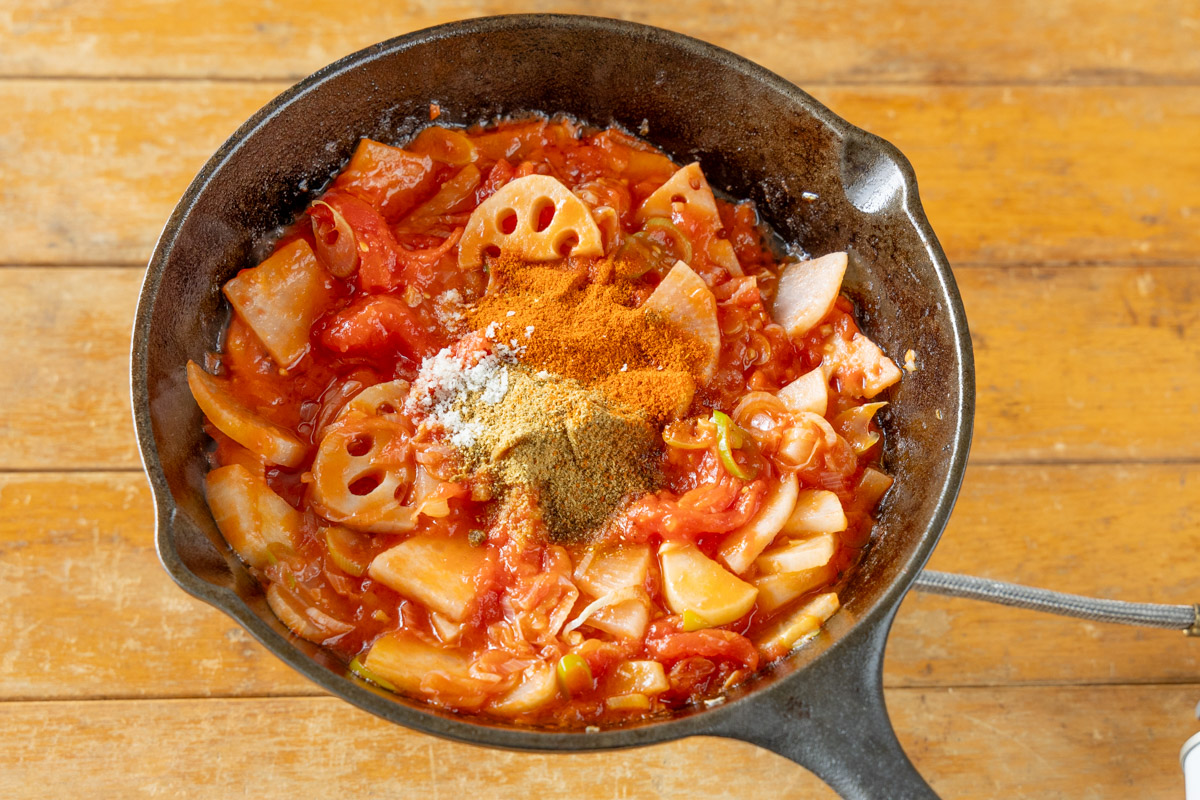 トマトの水煮缶、スパイス類、塩を加える