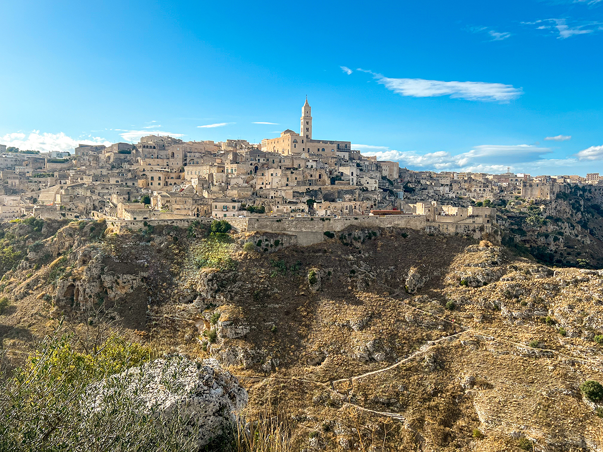 過去にタイムスリップした気分!? 古代の洞窟住居が残るイタリアの街「マテーラ」で歴史体感ハイキング