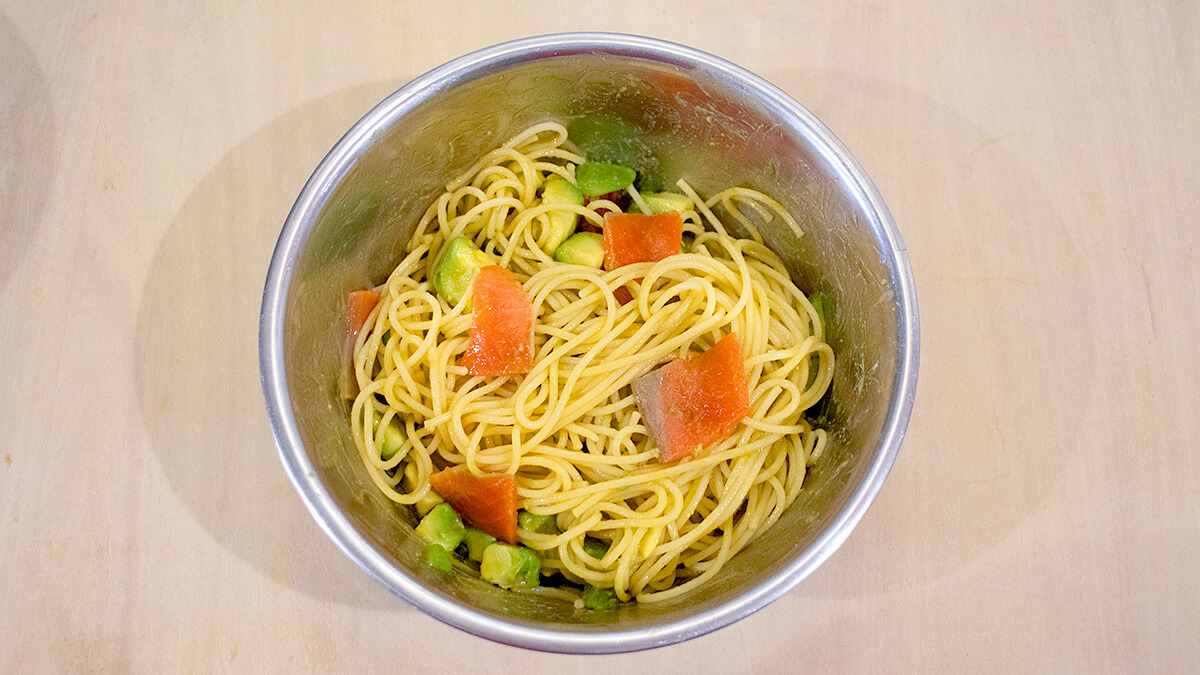 麺と具材、調味料を和える