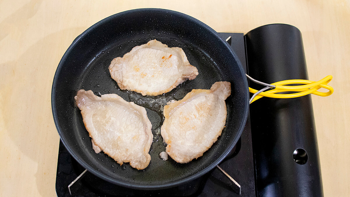 豚ロース肉を焼いて取り出す