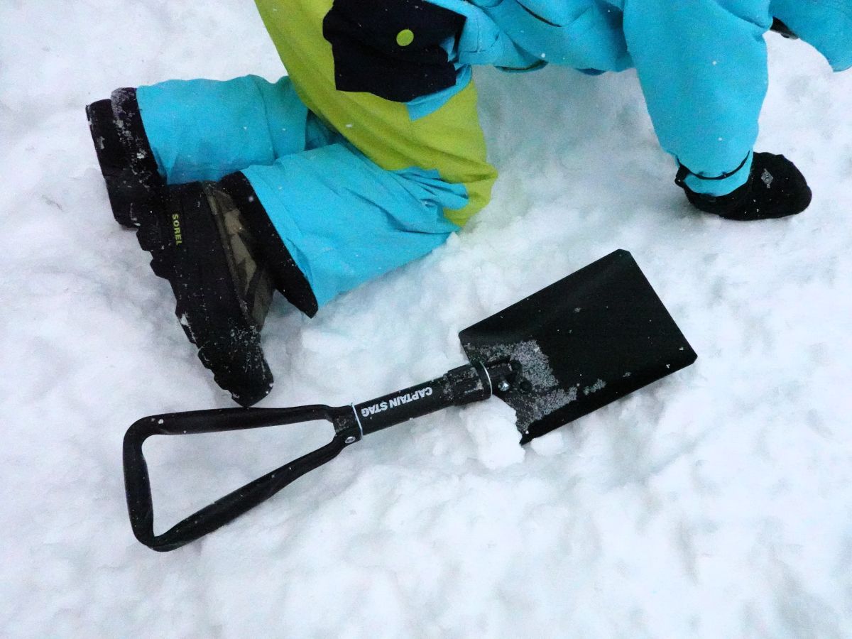 子どもたちの雪遊び用スコップ